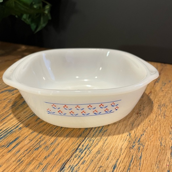 Milk Glass Dynaware Pyr-o-rey Flower Pattern withh lid - Picture 10 of 11